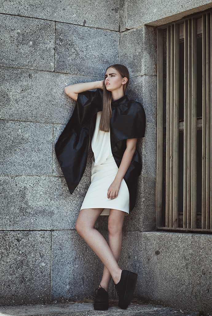 Dress & Cape: “Amaya Arzuaga” – Shoes: “ SixtySeven”