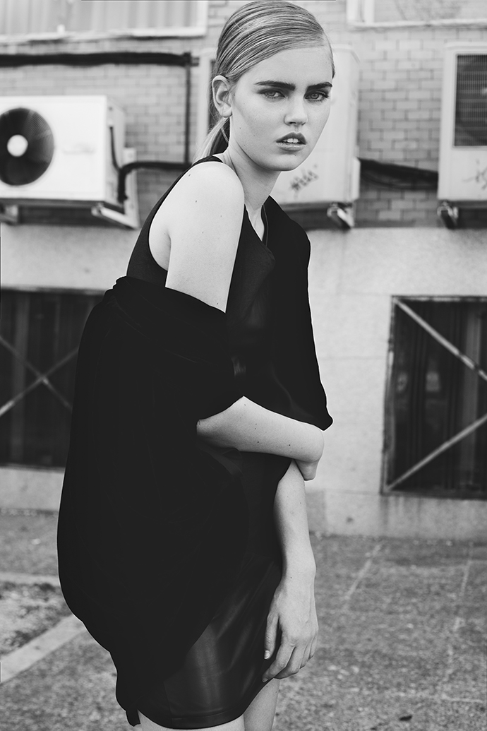 Cape: “Natalia de Lara” – Dress: “ De La Rue”