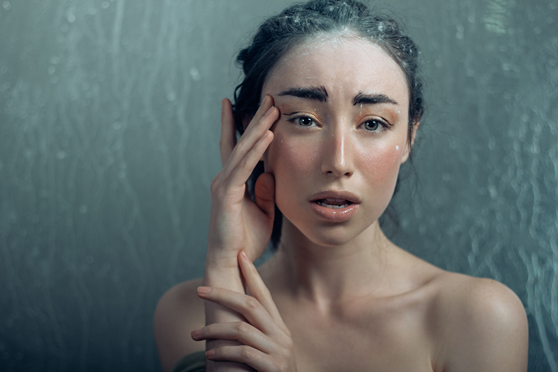 Foundation: Face & Body EyeBrows: Creme Liner Eye Shadows: Amber Lights Eye liner: Blacktrack FliudLine Blush: Improper Copper Cream Colour Base Lips: Pro Gloss Clear Highlights: Luna Cream Colour Base All @ M.A.C Cosmetics