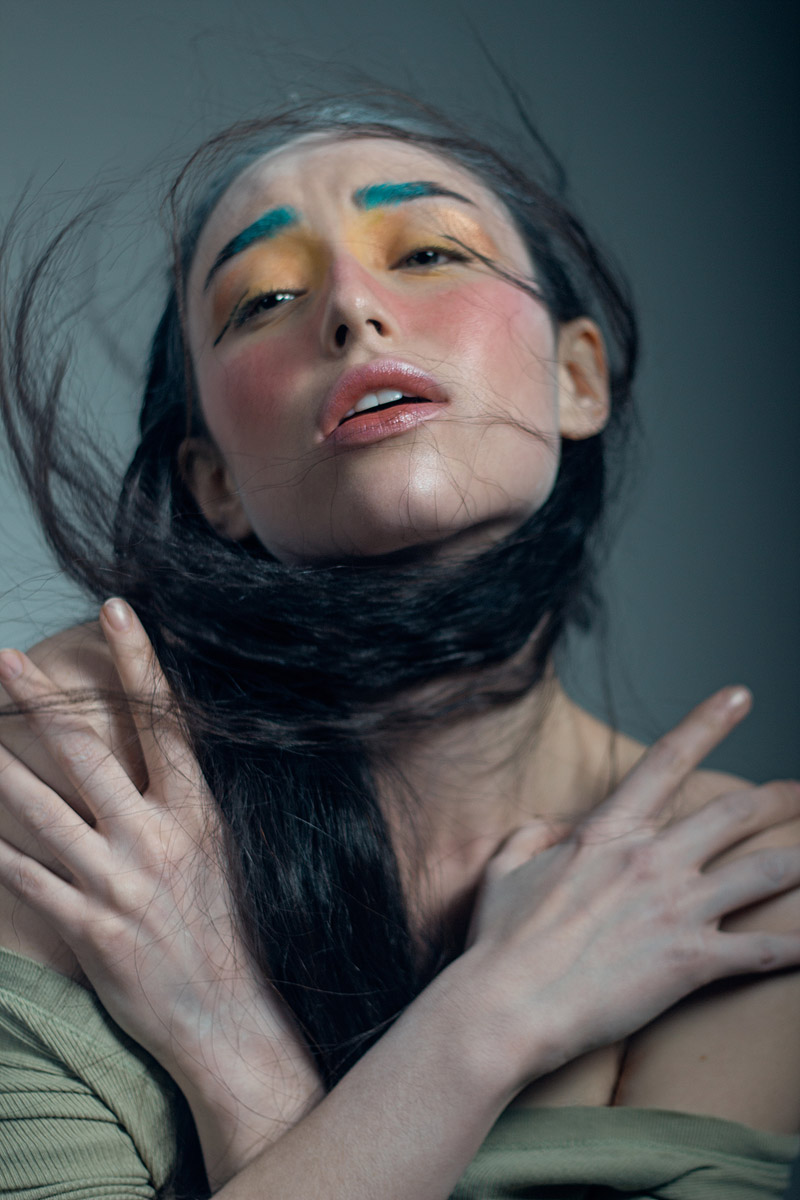 Eye brows: Turquoise Flash Color Case Make Up Forever Eyeshadows: Bitter, Chrome Yellow & Aberlights MAC Cosmetics EYEliner: Blacktrack MAC cosmetics, Blushes: PleasureFull and Posey BlushCreme Mac cosmetics LipGloss: Vernis a Levres #17 Yves Saint Laurent