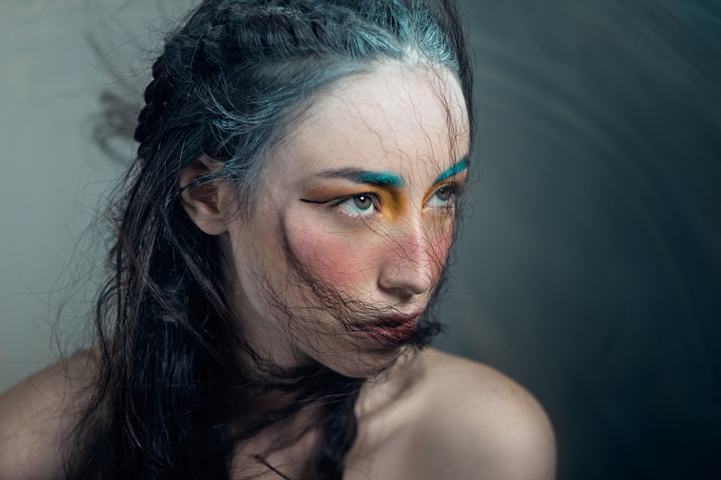 Eye brows: Turquoise Flash Color Case Make Up Forever Eyeshadows: Bitter, Chrome Yellow & Aberlights MAC Cosmetics EYEliner: Blacktrack MAC cosmetics, Blushes: PleasureFull and Posey BlushCreme Mac cosmetics LipGloss: Vernis a Levres #17 Yves Saint Laurent