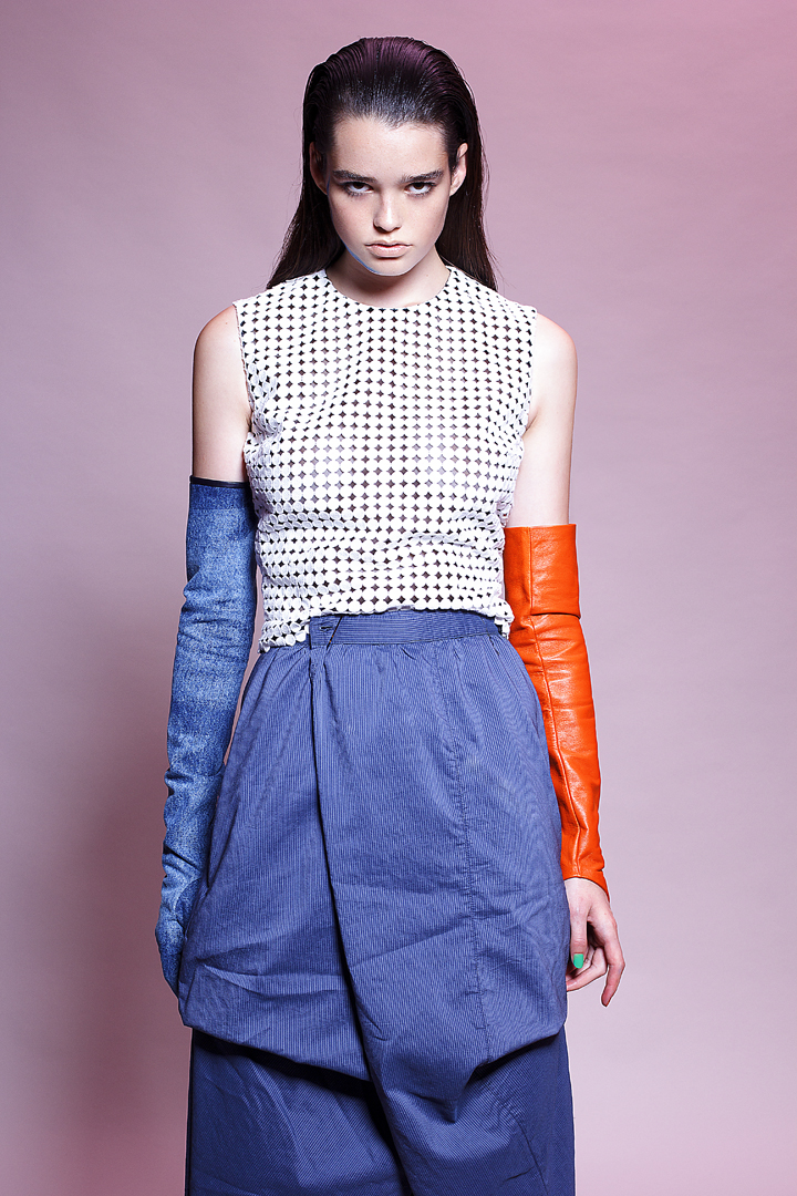 Top: Victoria by Victoria Beckham, Gloves: Elena Savo, Skirt: November, Shoes: Palomitas