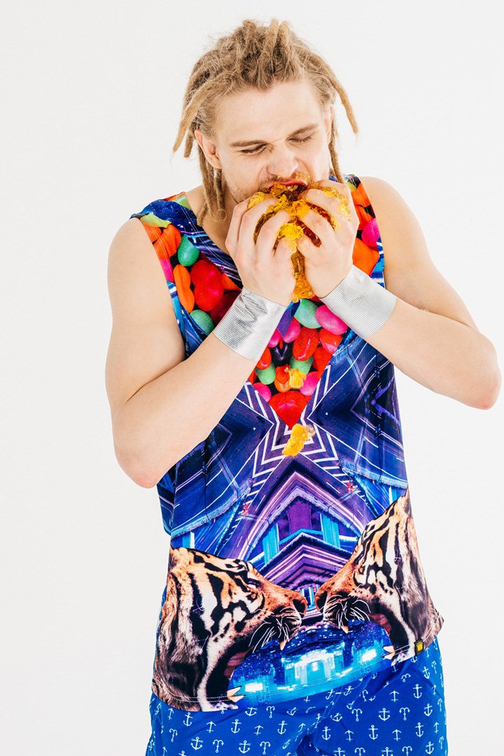 Top: Hype / wristbands: CollarMe / shorts: Jack&Jones