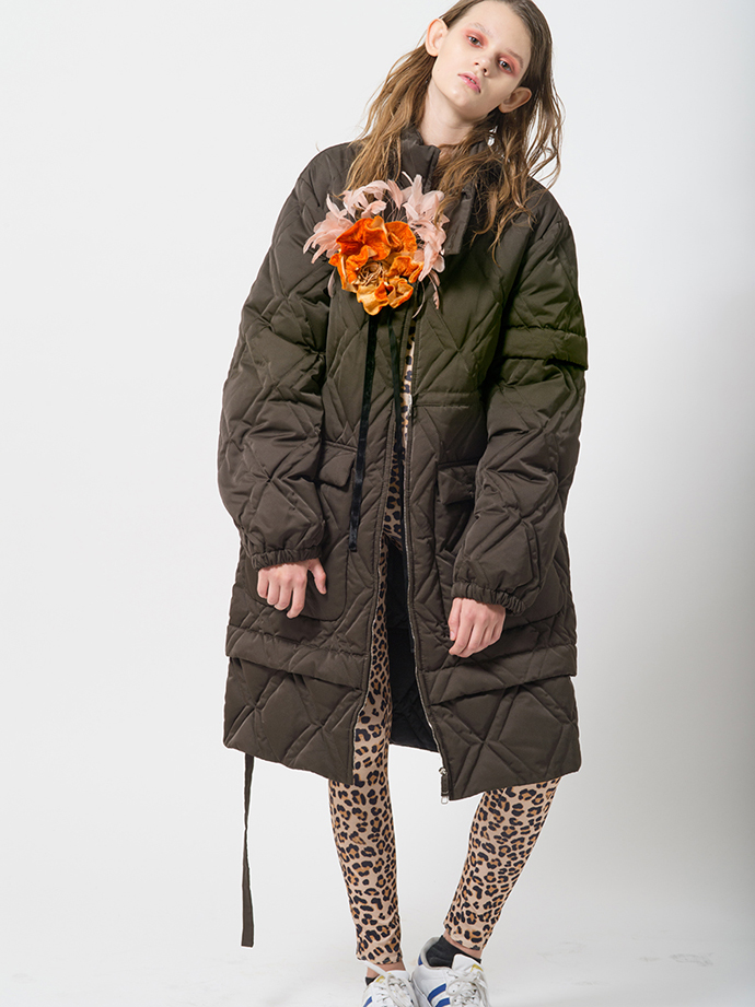 Jacket: Ermenegildo Zegna - Flower-Pin: Dries Van Noten - Onepiece: H&M -Shoes: Adidas
