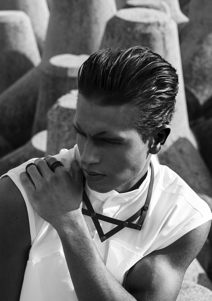 White sleevless shirt: Constantine Papa, Leather necklace: Aumorfia, Rings: Bunny Tales 