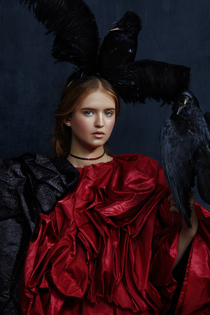 Headpiece: Le Roni, Dress: Caterina Schmitt/KRAKEN Studio, Choker: Vintage