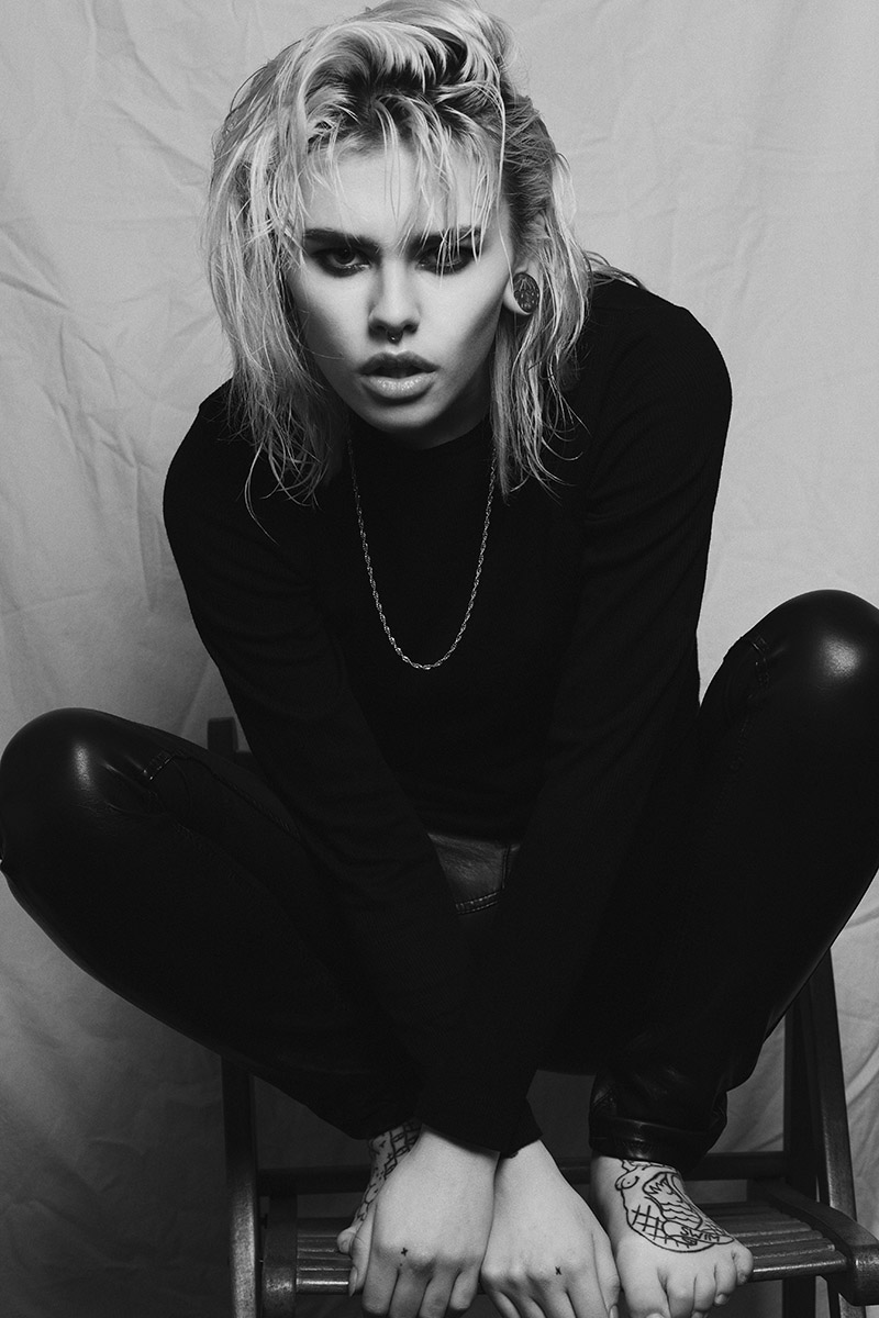 Pullover: Acne Studios / Trousers: Topshop / Necklace: Models Own