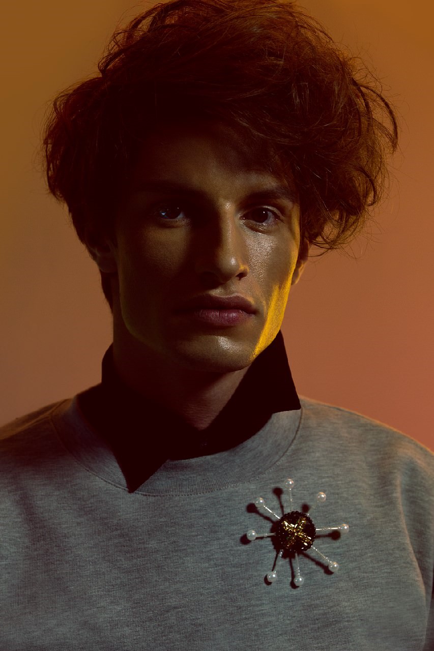 Shirt Hugo Boss, Pullover TopShop, Brooch Mario Keine