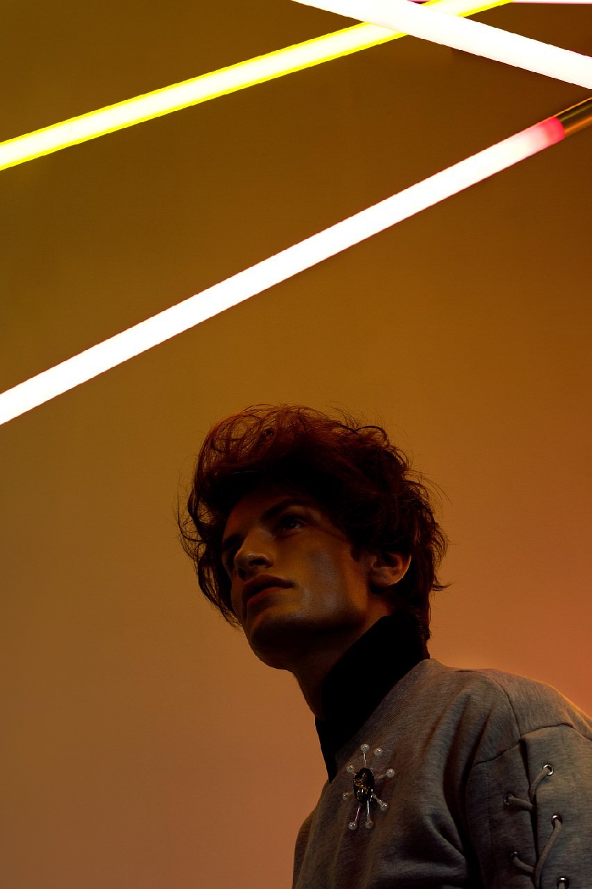 Shirt Hugo Boss, Pullover TopShop, Brooch Mario Keine