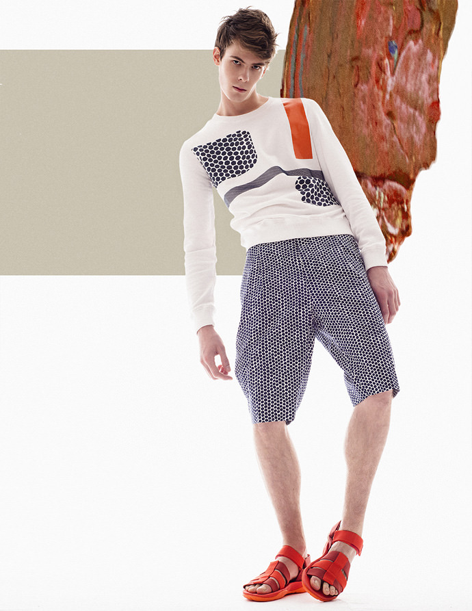 Sweatshirt: Antony Morato
Shorts: Antony Morato
Sandals: Camper