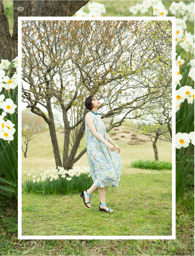 Top / AKIRA NAKA Skirt / AKIRA NAKA Sandals / LOKITHO