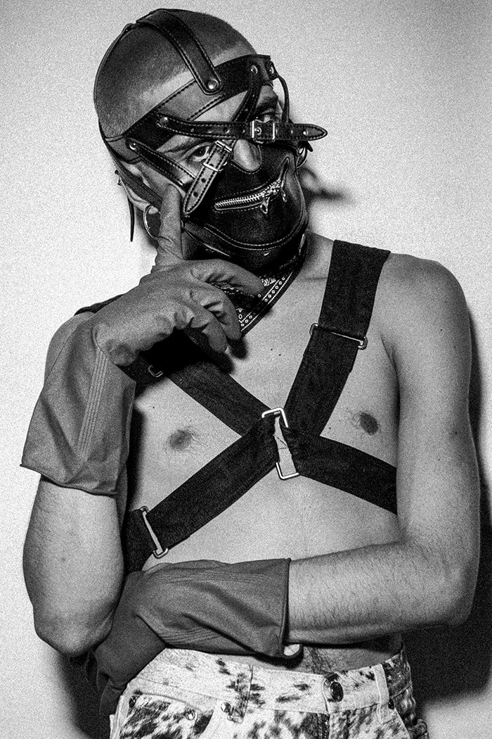 mask: Bondage mask
foulard: Matteo Carlomusto gilet: Tom Rebl trousers: Roberto Cavalli gloves: Kitchen gloves