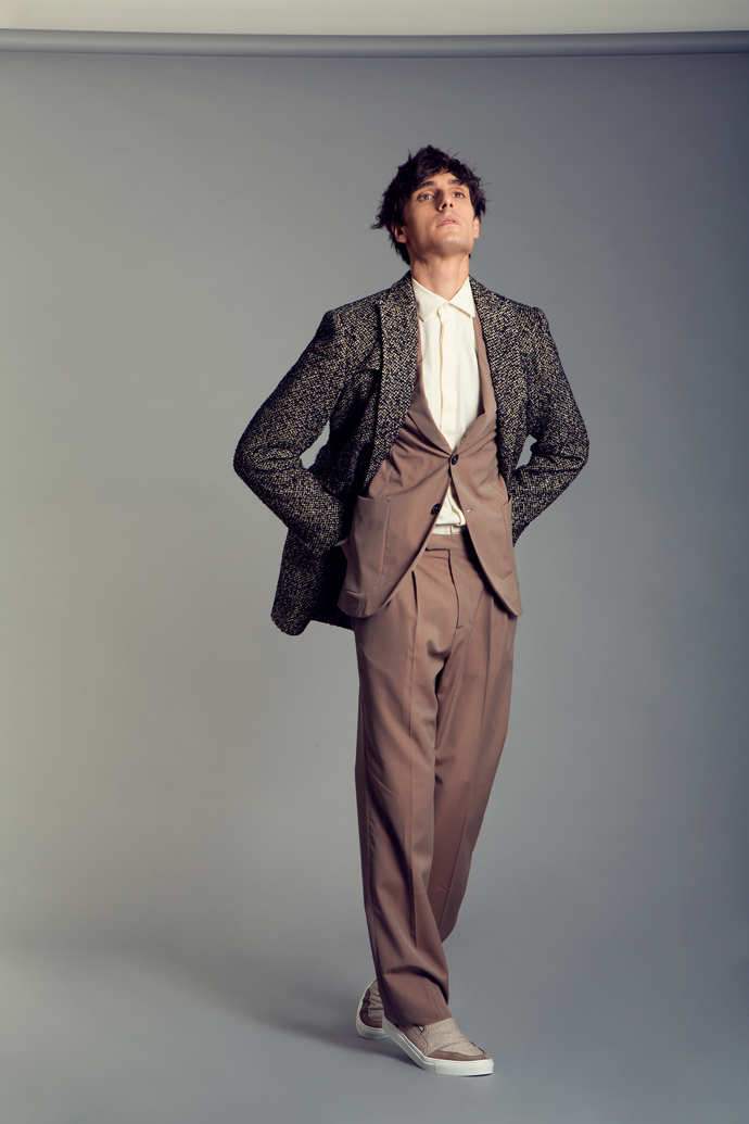 Coat: Messagerie Jacket: Emiliano Rinaldi Shirt: Emiliano Rinaldi Trousers: Emiliano Rinaldi Sneakers: Mariano De Vaio