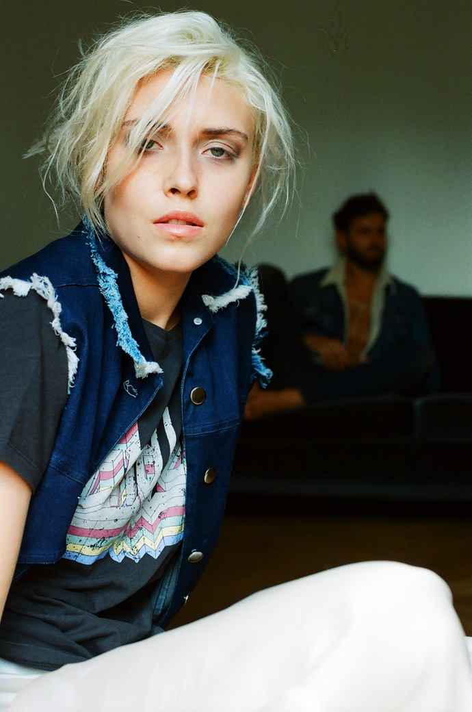 Vero t-shirt Isabel Marant Etoile jacket Dramat skirt Diana Jankiewicz earings Rosa Alessandro jacket and trousers Levis
