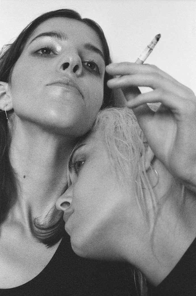 Olly t-shirt Le Brand earing Anna Ławska Vero
shirt Ania Kuczyńska earings Anna Ławska